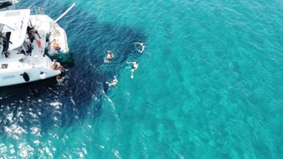 Athens: Catamaran Cruise with Fresh Lunch and Wine - Captain and Hostess: The Two-Person Crew Makes It Personal