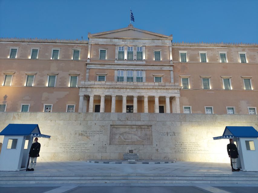 Athens: City Highlights Nighttime Walking Tour in Spanish - Syntagma Square and the Evzones: the pause you’ll remember