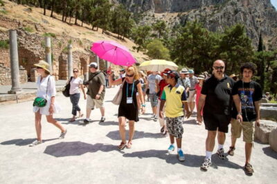 Athens: Delphi and Arachova Day Trip with Guide - Meet-up, bus comfort, and how you hear the guide