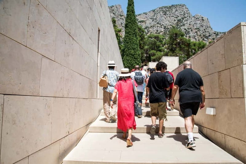 Athens: Delphi and Arachova Day Trip with Guide - Arachova photo stop: colorful carpets, mountain-town charm, and quick decisions