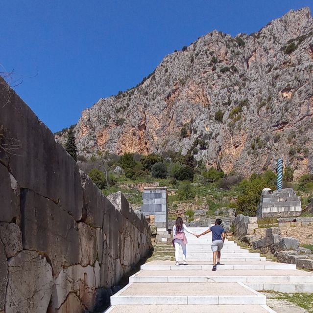 Athens: Delphi, Corycian Cave, and 300 Battlefield Day Trip - Arachova break: coffee, photos, and a celebrity ski town feel