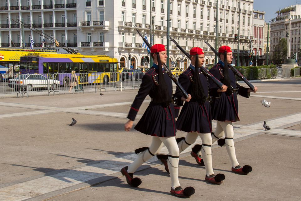 Athens: Highlights and Acropolis Guided Tour - Getting your bearings at Syntagma metro