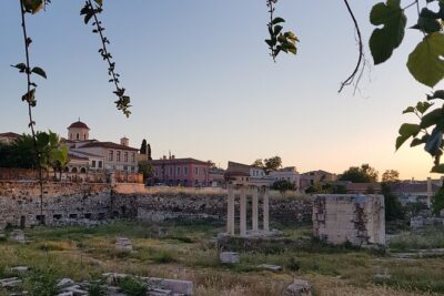 Athens Highlights Evening Tour with Dinner - Small Group Tour - Temple of Olympian Zeus and Hadrian’s Gate: iconic scale, great photo angles