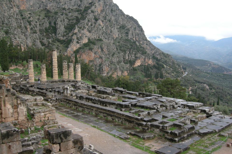 Delphi: Spanish guided one day tour - Walking the Archaeological Site With Skip-the-Line Access
