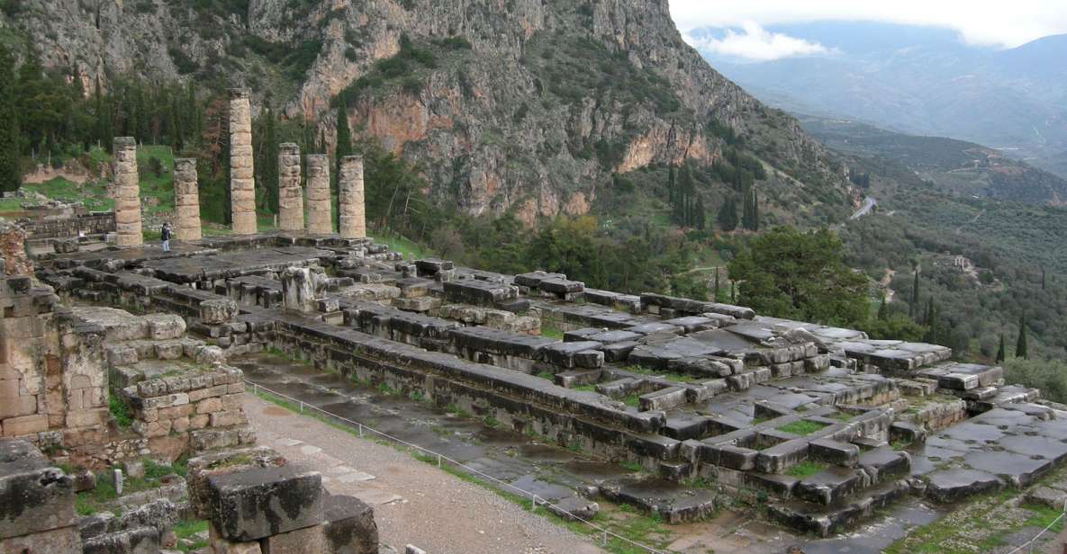 Delphi: Spanish guided one day tour - Delphi Village Views and the “Navel of the Earth” Setting