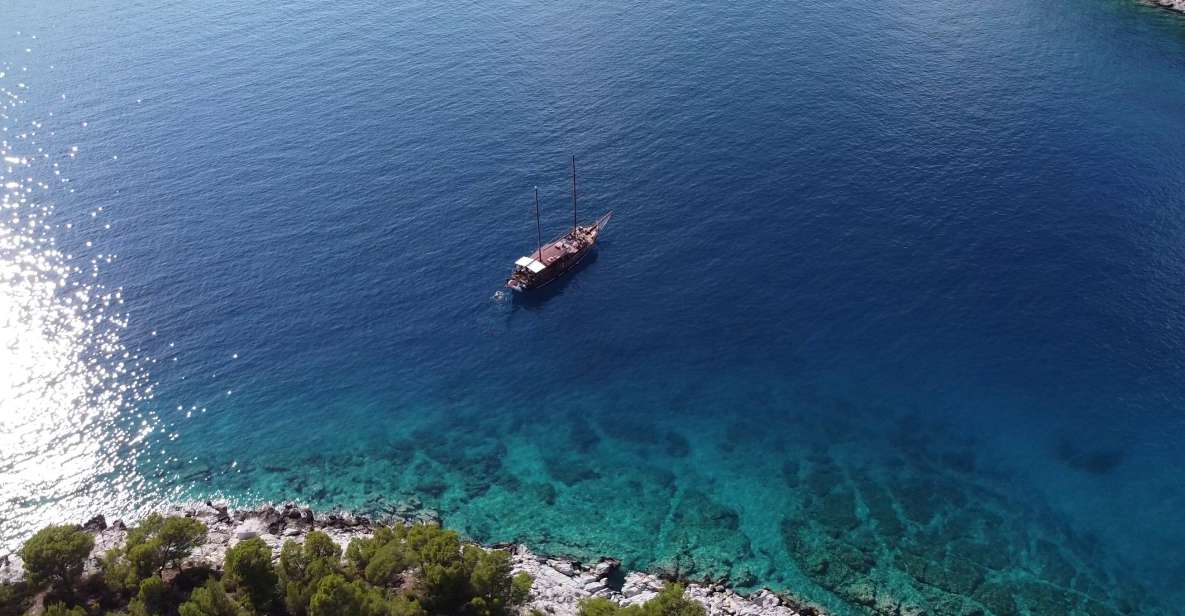 From Athens: Aegina, Agistri and Metopi Day Cruise w/ Lunch - Lunch on the water: Greek comfort, unlimited drinks, and fewer decisions