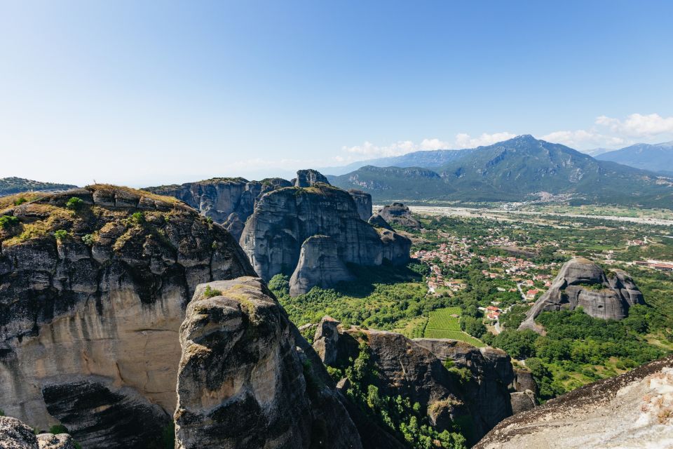 From Athens: Delphi and Meteora 2-Day Guided Tour - Thermopylae stop on the way back: Leonidas, but make it a fast story
