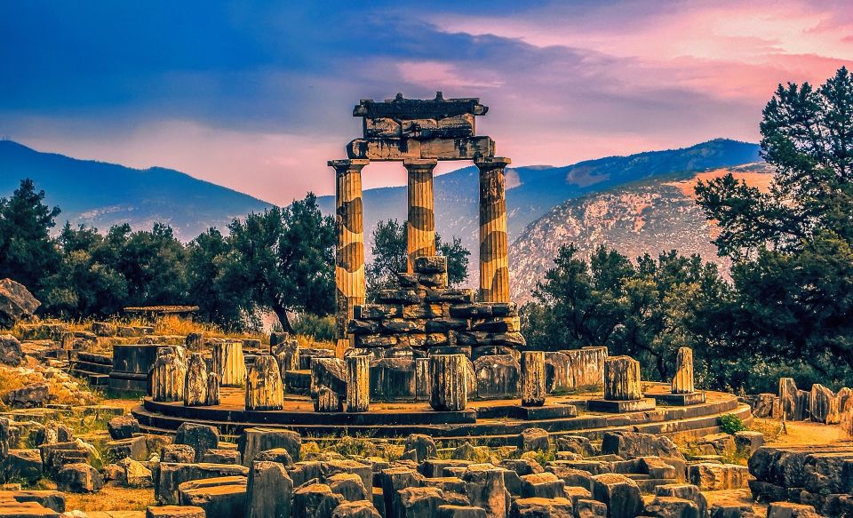 From Athens: Delphi and Meteora 2-Day Tour with Hotel - Thermopylae and Leonidas I: the history stop that breaks up the ride