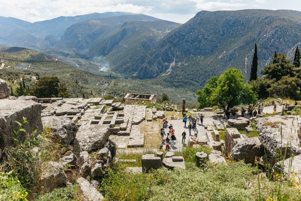 From Athens: Small-Group Delphi, Museum & Arachova Day Trip - Arachova in the foothills: lunch time, photos, and local rhythms